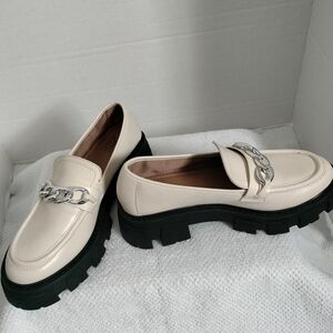 No Boundaries Women's Cream Loafers with Chunky Silver Chain